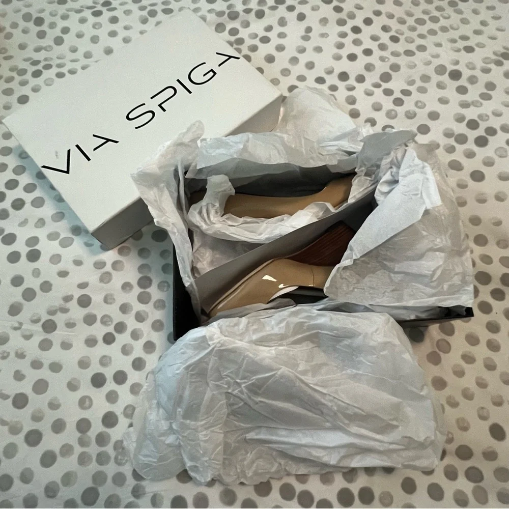 NWT Via Spiga Pamina Nude/Tan Patent Leather Heeled Shoes Size 6